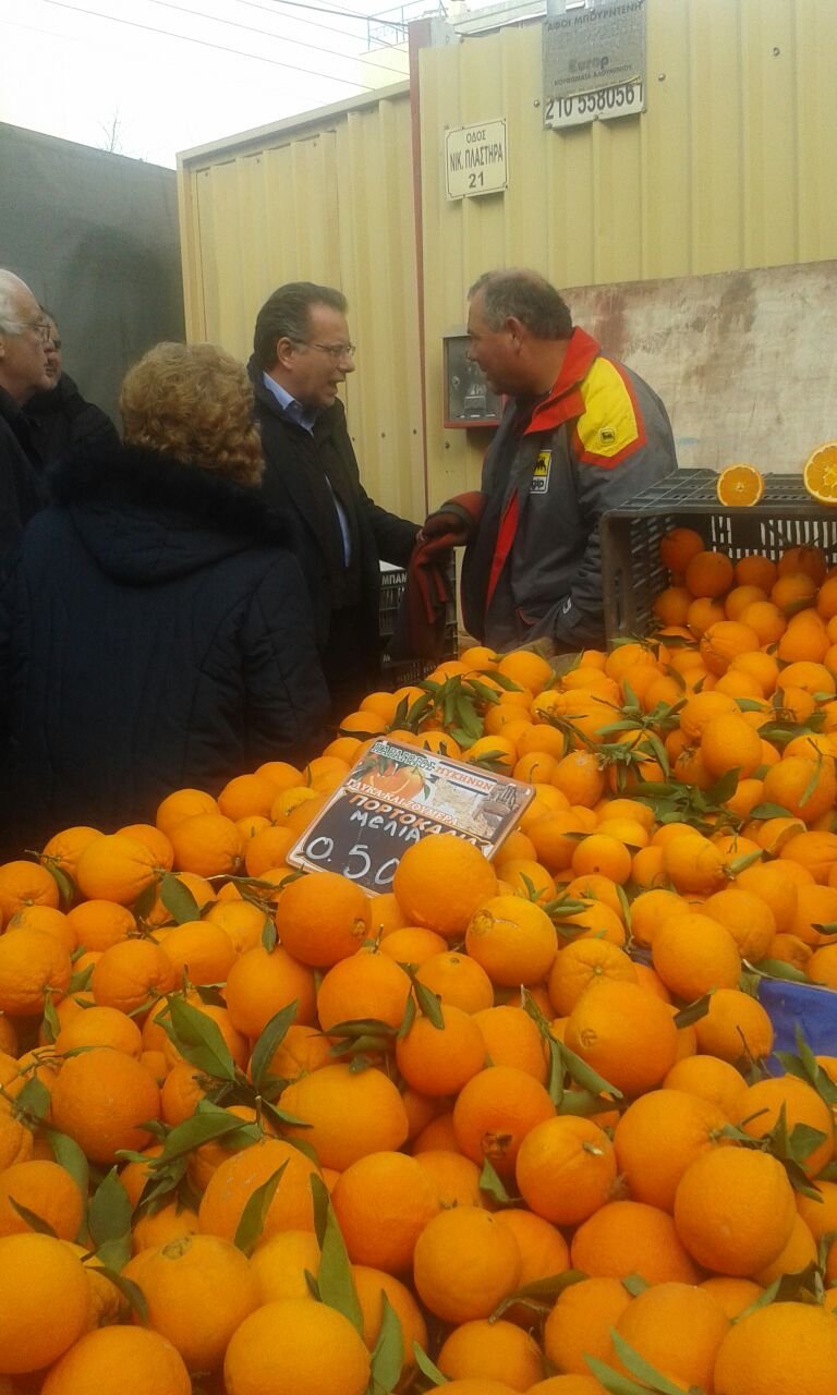 Πόρτα-πόρτα στις γειτονιές της Β' Αθήνας ο Γιώργος Κουμουτσάκος [εικόνες] | iefimerida.gr 0