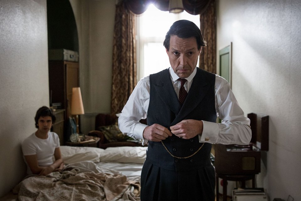 «A very English Scandal»: Η νέα μίνι αστυνομική σειρά του Στίβεν Φρίαρς στη Nova [εικόνες &amp; βίντεο] | iefimerida.gr 4