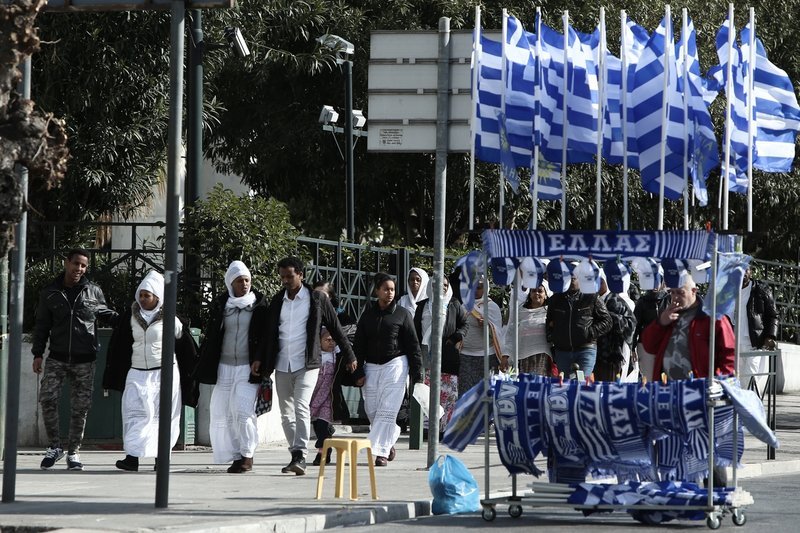 Συλλαλητήριο για τη Μακεδονία: Με παραδοσιακές φορεσιές, σημαίες και πανό στο Σύνταγμα [εικόνες] | iefimerida.gr 6