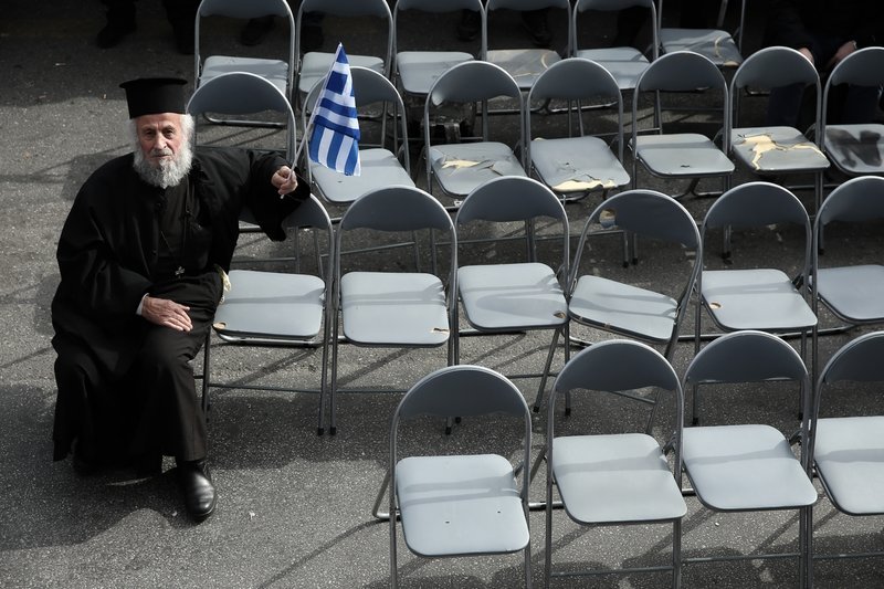 Συλλαλητήριο για τη Μακεδονία: Με παραδοσιακές φορεσιές, σημαίες και πανό στο Σύνταγμα [εικόνες] | iefimerida.gr 9