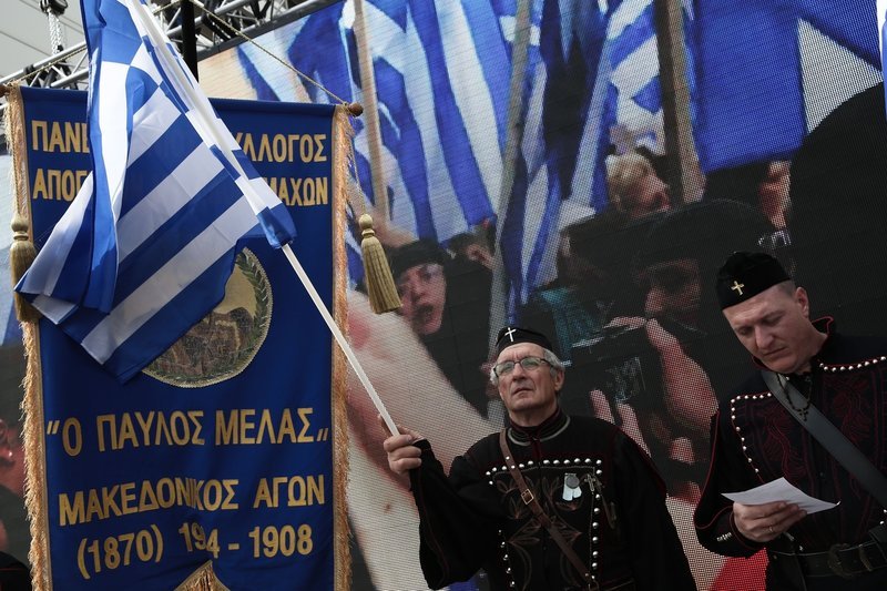 Συλλαλητήριο για τη Μακεδονία: Με παραδοσιακές φορεσιές, σημαίες και πανό στο Σύνταγμα [εικόνες] | iefimerida.gr 2