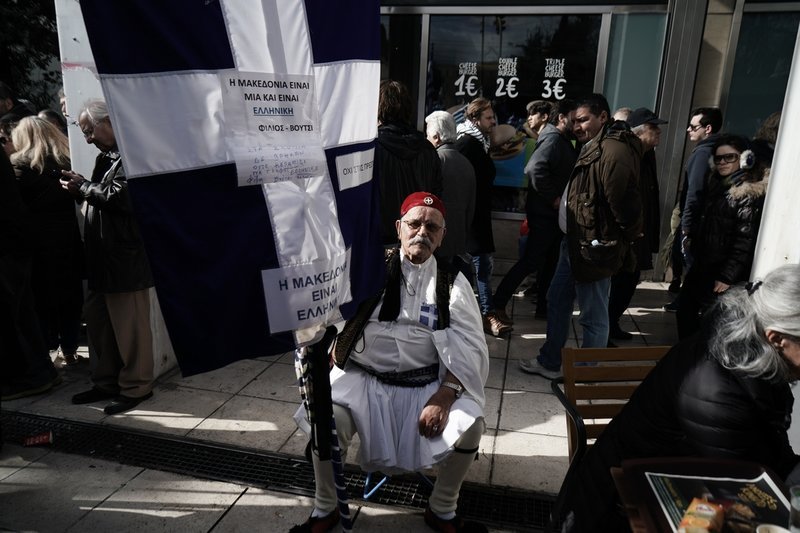 Συλλαλητήριο για τη Μακεδονία: Με παραδοσιακές φορεσιές, σημαίες και πανό στο Σύνταγμα [εικόνες] | iefimerida.gr 0