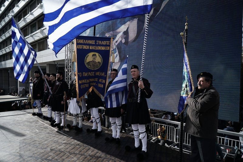 Συλλαλητήριο για τη Μακεδονία: Με παραδοσιακές φορεσιές, σημαίες και πανό στο Σύνταγμα [εικόνες] | iefimerida.gr 1