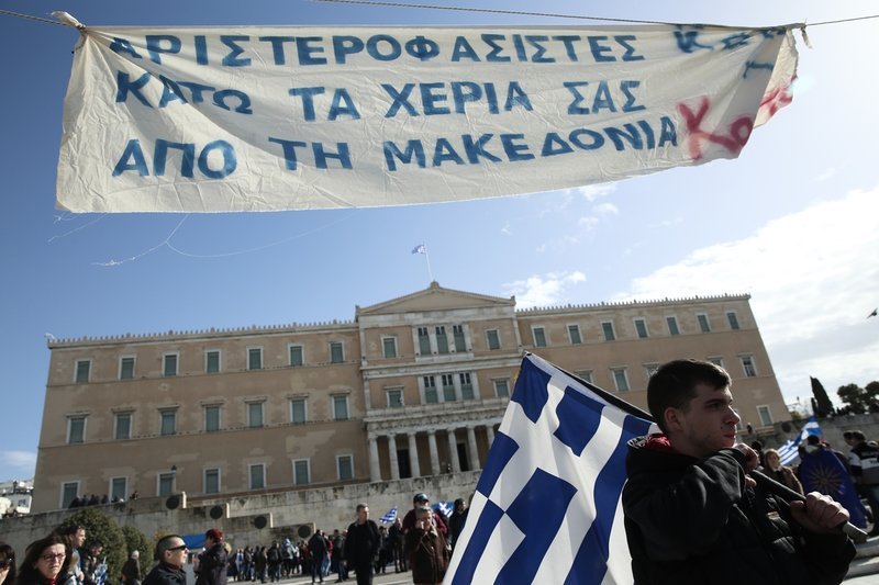 Συλλαλητήριο για τη Μακεδονία: Με παραδοσιακές φορεσιές, σημαίες και πανό στο Σύνταγμα [εικόνες] | iefimerida.gr 10