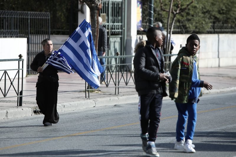 Συλλαλητήριο για τη Μακεδονία: Με παραδοσιακές φορεσιές, σημαίες και πανό στο Σύνταγμα [εικόνες] | iefimerida.gr 4