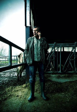 Mε λασπωμένες γαλότσες, δίπλα σε μια αγελάδα, μιλώντας στο κινητό: Ο Σταύρος Θεοδωράκης, όπως δεν τον έχουμε ξαναδεί [εικόνα] | iefimerida.gr 0