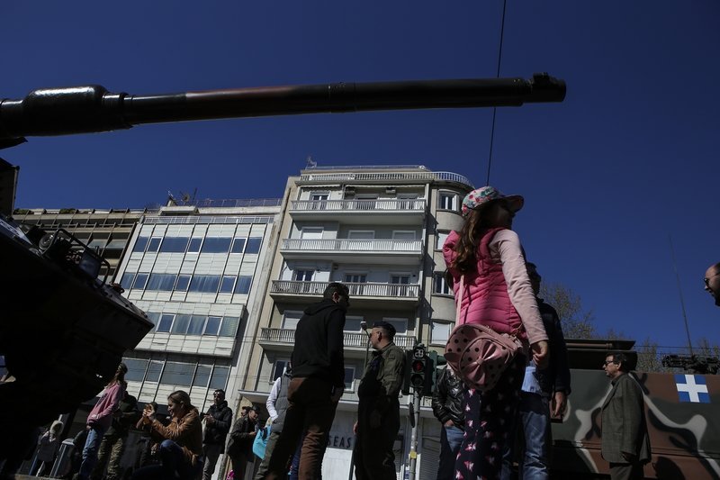 Τα κορίτσια του στρατού, τα φιλιά στους στρατιώτες, οι selfies με τα άρματα μάχης -Τα παραλειπόμενα της παρέλασης σε 50 φωτό [εικόνες] | iefimerida.gr 42