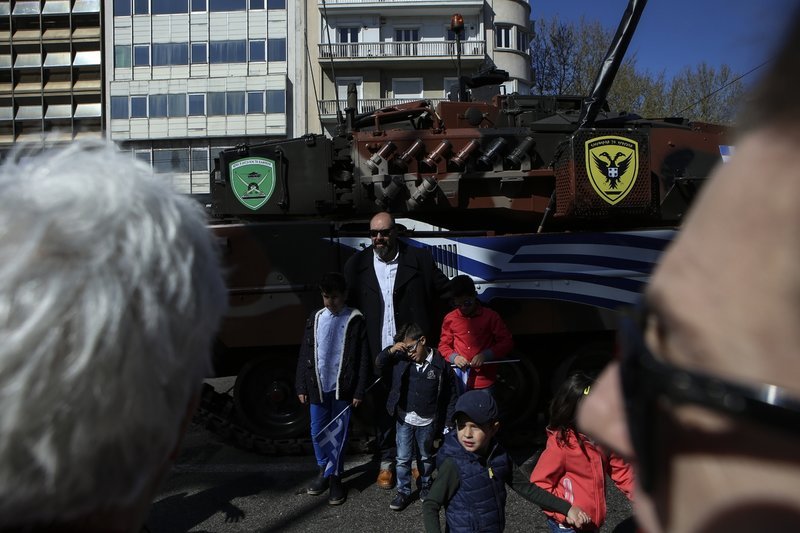 Τα κορίτσια του στρατού, τα φιλιά στους στρατιώτες, οι selfies με τα άρματα μάχης -Τα παραλειπόμενα της παρέλασης σε 50 φωτό [εικόνες] | iefimerida.gr 43