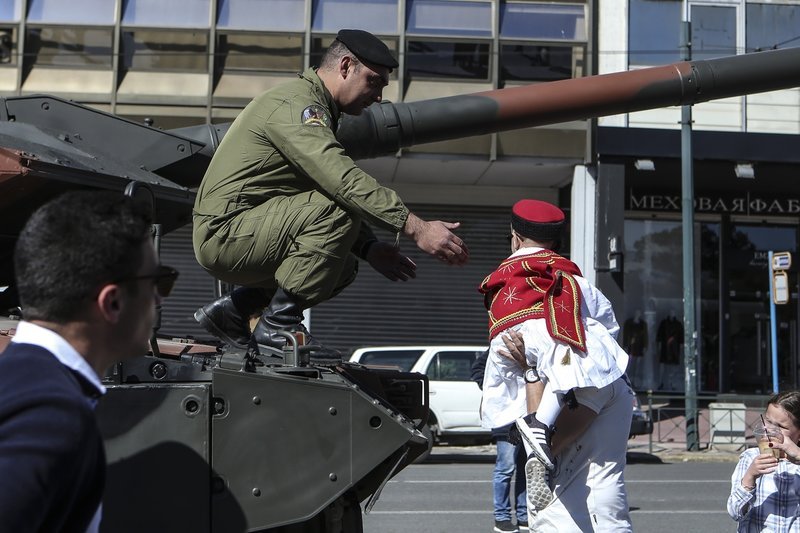 Και μέσα στο τανκ!