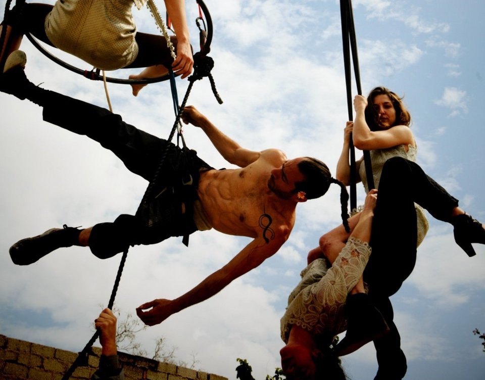 Κι όμΩς Κινείται: Παράσταση με αφορμή το φιλμ νουάρ και τη φιλοσοφία του [εικόνες&βίντεο] | iefimerida.gr 1