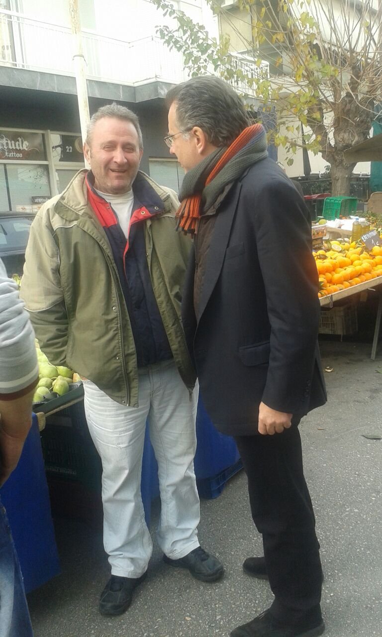 Πόρτα-πόρτα στις γειτονιές της Β' Αθήνας ο Γιώργος Κουμουτσάκος [εικόνες] | iefimerida.gr 1