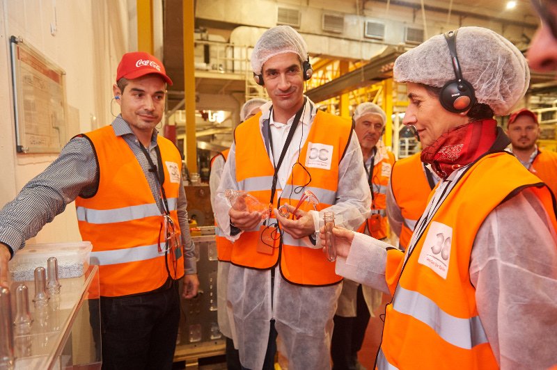 3. Η Πρέσβης της Βρετανίας και ο Περιφερειάρχης Στερεάς Ελλάδας ενημερώθηκαν για την ολοκλήρωση της επένδυσης ύψους 24 εκατομμυρίων ευρώ από τη διοικητική oμάδα του εργοστασίου που συνολικά απασχολεί 400 εργαζόμενους