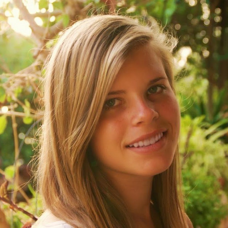 Αυτή είναι η νεότερη οδηγός στην Ελλάδα: Είναι ξανθιά, γαλανομάτα και πανέμορφη [εικόνες] | iefimerida.gr 1