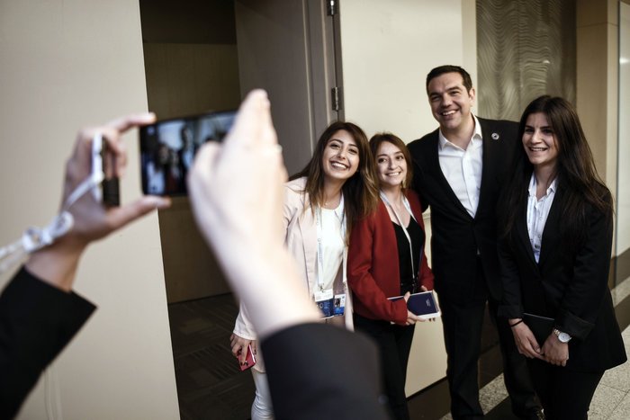 Η selfie του Τσίπρα με όμορφες εργαζόμενες του Ερντογάν [εικόνα] | iefimerida.gr 0