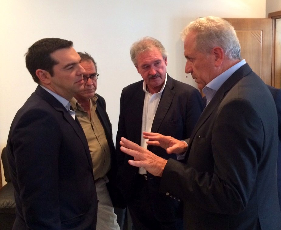 Τετ α τετ Τσίπρα – Αβραμόπουλου στο αεροδρόμιο της Ελευσίνας [εικόνες]  | iefimerida.gr 0