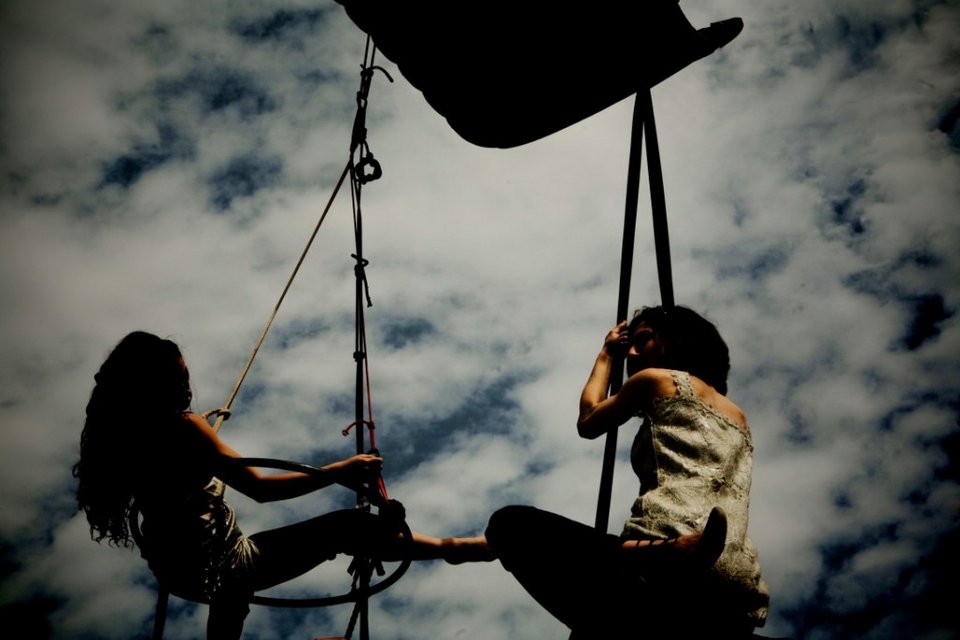 Κι όμΩς Κινείται: Παράσταση με αφορμή το φιλμ νουάρ και τη φιλοσοφία του [εικόνες&βίντεο] | iefimerida.gr 0