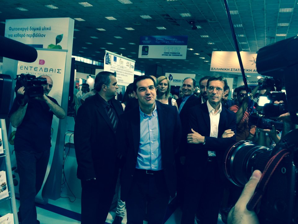 Ο Τσίπρας στα περίπτερα της ΔΕΘ: Τι είπε στους φοιτητές, γιατί ζήτησε μηχανή -Η αφιέρωση για τον αδικοχαμένο πυροσβέστη[εικόνες] | iefimerida.gr 1