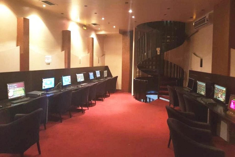 Λουκέτο από την αστυνομία σε «ναό» του παράνομου τζόγου στη Κυψέλη [εικόνες] | iefimerida.gr 0