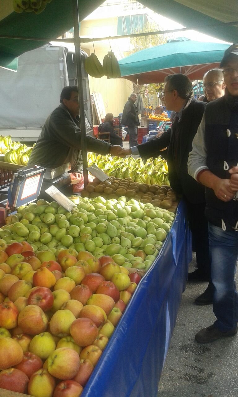 Πόρτα-πόρτα στις γειτονιές της Β' Αθήνας ο Γιώργος Κουμουτσάκος [εικόνες] | iefimerida.gr 3