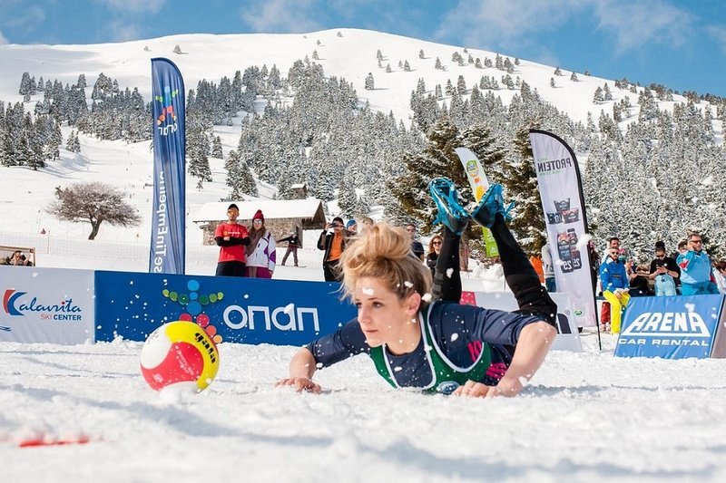 Βίντεο: Το 1ο Πανελλήνιο Πρωτάθλημα Snow Volley στα Καλάβρυτα  | iefimerida.gr 1