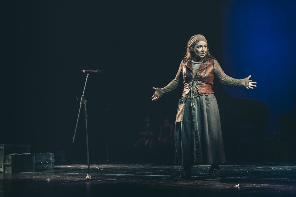 Η παράσταση «Μάνα Κουράγιο» είναι talk of the town στη Θεσσαλονίκη [εικόνες]  | iefimerida.gr 2