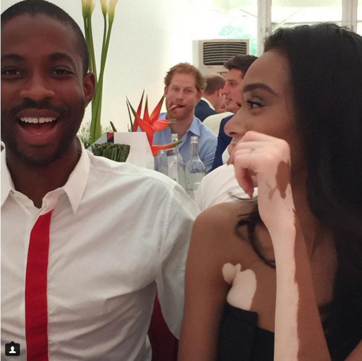 Επικό: Ο πρίγκιπας Χάρι έκανε photobombing στο πεντάμορφο μοντέλο με τη λεύκη [εικόνα] | iefimerida.gr 0