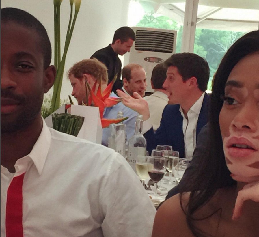 Επικό: Ο πρίγκιπας Χάρι έκανε photobombing στο πεντάμορφο μοντέλο με τη λεύκη [εικόνα] | iefimerida.gr 1