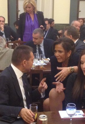 Πηγαδάκι Στουρνάρα- Μπακογιάννη στο καφενείο της Βουλής - Τι συζήτησαν [εικόνα] | iefimerida.gr 0