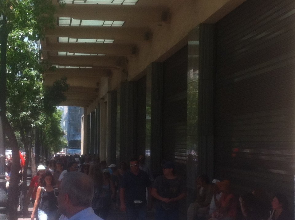 Χάος στο κέντρο της Αθήνας - Χημικά και προσαγωγές στα Προπύλαια - Εκλεισαν τα καταστήματα | iefimerida.gr 1