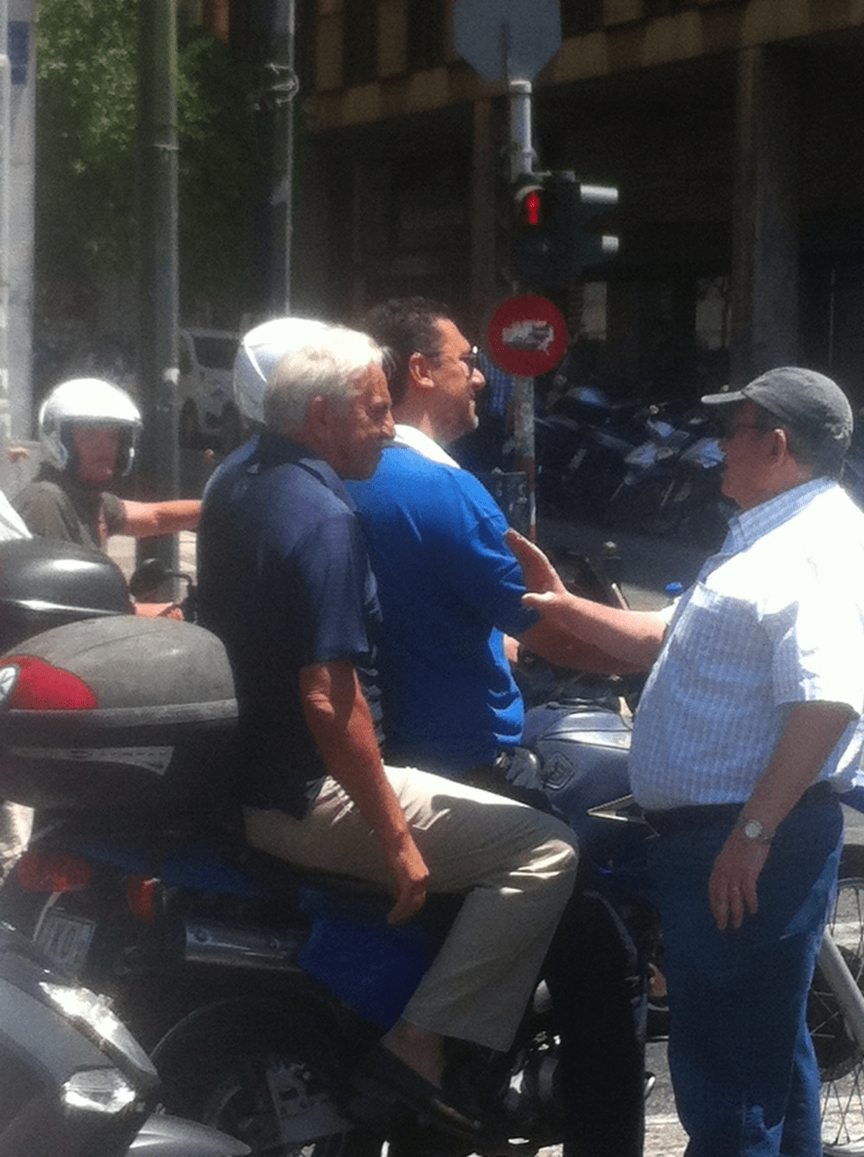 Χάος στο κέντρο της Αθήνας - Χημικά και προσαγωγές στα Προπύλαια - Εκλεισαν τα καταστήματα | iefimerida.gr 4