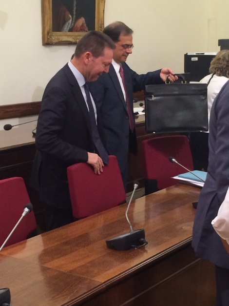 Τρέλαναν τους φωτογράφους Στουρνάρας και Χαρδούβελης –Ποιοι βουλευτές κράτησαν μούτρα στον πρώην υπουργό [εικόνες] | iefimerida.gr 0