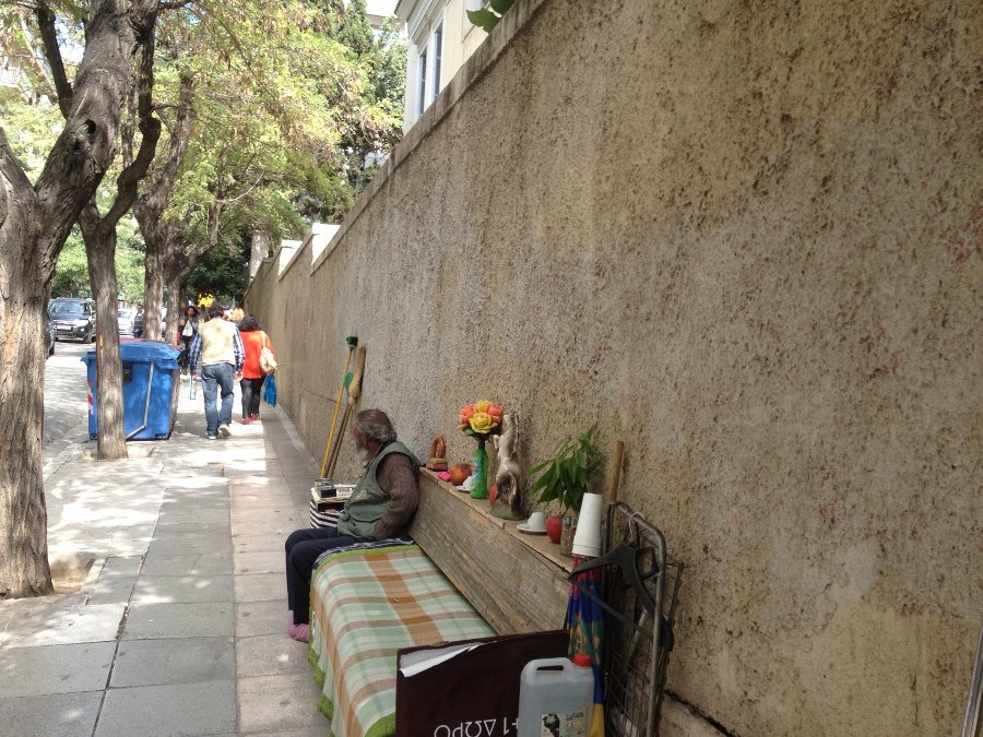 Ο άστεγος στο Κολωνάκι που στολίζει το παγκάκι του με μπιμπελό και λουλούδια [εικόνες] | iefimerida.gr 1