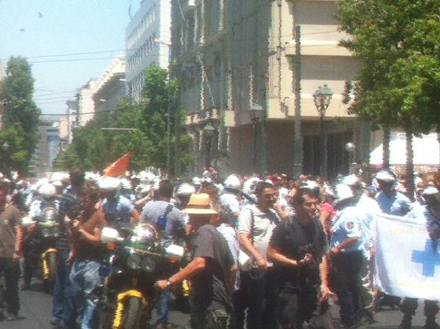 Χάος στο κέντρο της Αθήνας - Χημικά και προσαγωγές στα Προπύλαια - Εκλεισαν τα καταστήματα | iefimerida.gr 6