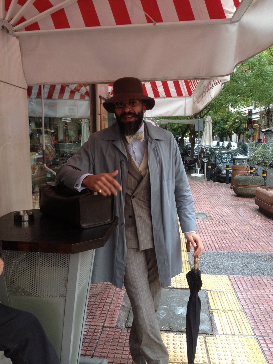 Αυτός είναι ο πιο εκκεντρικός και στυλάτος Αθηναίος- Σταματούν στο Κολωνάκι για να τον κοιτάξουν [εικόνες] | iefimerida.gr 1