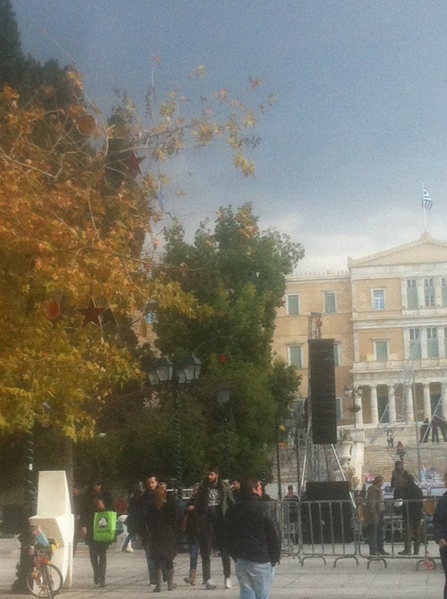 H κούκλα κόρη με τα πράσινα μάτια του Βασίλη Καπερνάρου που βάζει πλώρη για την πολιτική [εικόνες] | iefimerida.gr 1