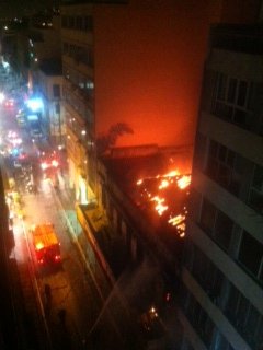 Κόβει την ανάσα ο πυροσβέστης που έσβησε χθες φωτιά στην Ερμού κρεμασμένος από γερανό - Καρέ καρέ οι προσπάθειες [εικόνες] | iefimerida.gr 0