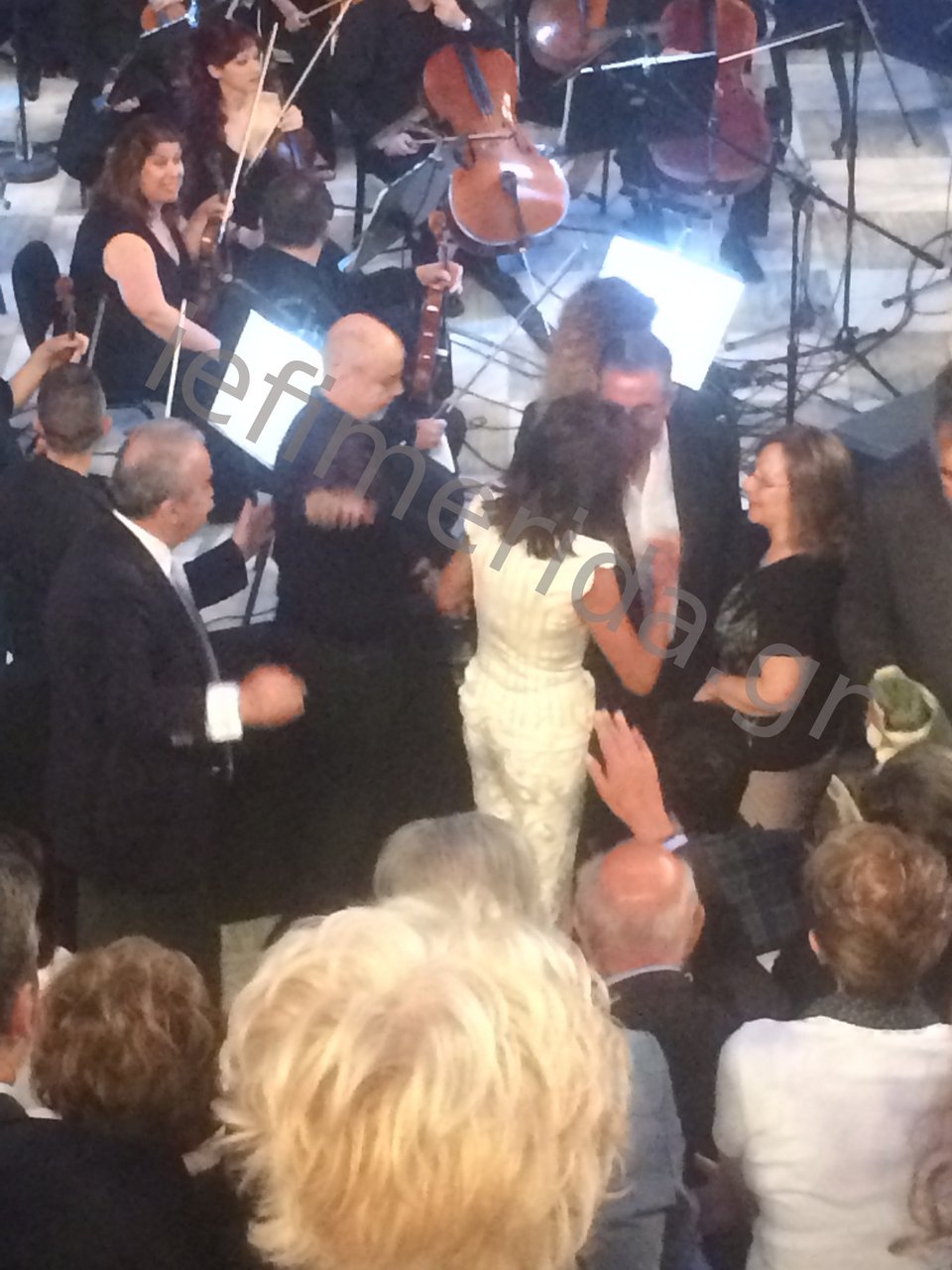 H Γιάννα Αγγελοπούλου ντυμένη στα λευκά ορμά στον Δημήτρη Κουτσούμπα του ΚΚΕ [εικόνες] | iefimerida.gr 2