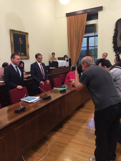 Τρέλαναν τους φωτογράφους Στουρνάρας και Χαρδούβελης –Ποιοι βουλευτές κράτησαν μούτρα στον πρώην υπουργό [εικόνες] | iefimerida.gr 1