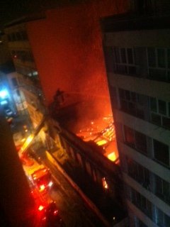 Κόβει την ανάσα ο πυροσβέστης που έσβησε χθες φωτιά στην Ερμού κρεμασμένος από γερανό - Καρέ καρέ οι προσπάθειες [εικόνες] | iefimerida.gr 1