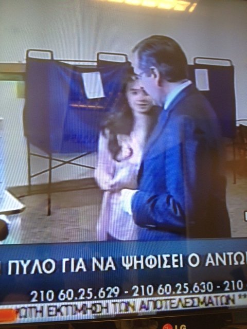 Ο Σαμαράς όπως δεν τον έχουμε ξαναδεί: Τρυφερός δίπλα στην κόρη του για να ψηφίσουν –Σπάνια εμφάνιση της νεαρής που έκλεψε την παράσταση [εικόνες] | iefimerida.gr 0