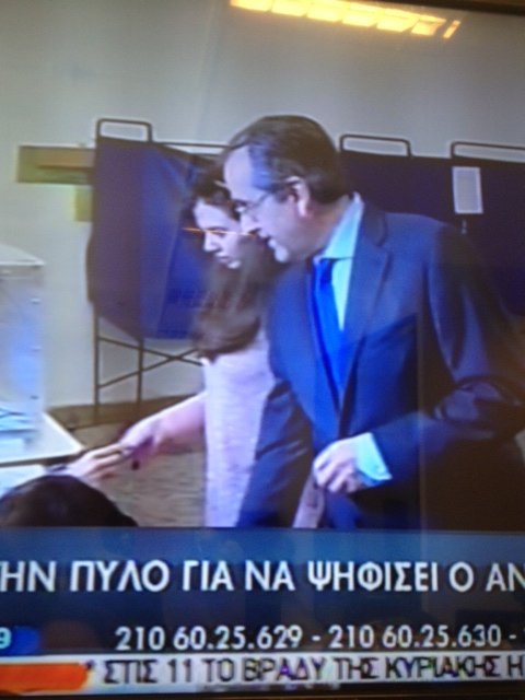 Ο Σαμαράς όπως δεν τον έχουμε ξαναδεί: Τρυφερός δίπλα στην κόρη του για να ψηφίσουν –Σπάνια εμφάνιση της νεαρής που έκλεψε την παράσταση [εικόνες] | iefimerida.gr 2
