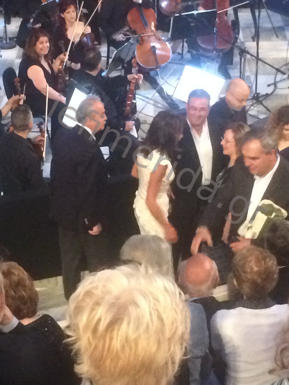 H Γιάννα Αγγελοπούλου ντυμένη στα λευκά ορμά στον Δημήτρη Κουτσούμπα του ΚΚΕ [εικόνες] | iefimerida.gr 1