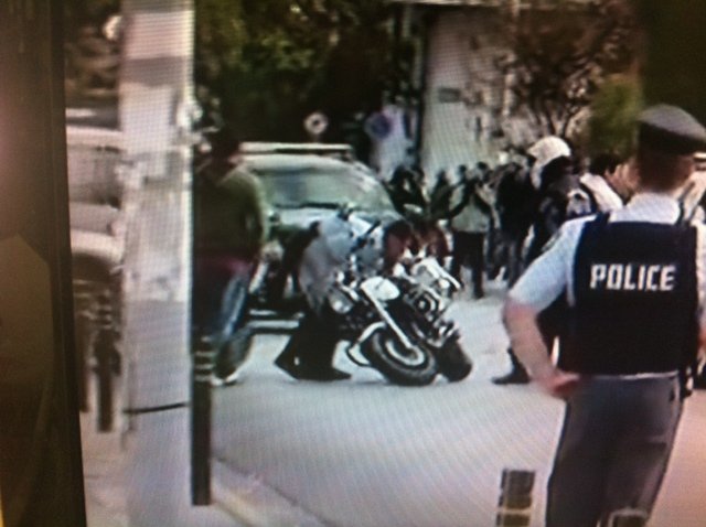 «Ζητάς» σωριάστηκε μπροστά από το τζιπ που μετέφερε τον Μιχαλολιάκο στον Κορυδαλλό [εικόνες & βίντεο] | iefimerida.gr 0