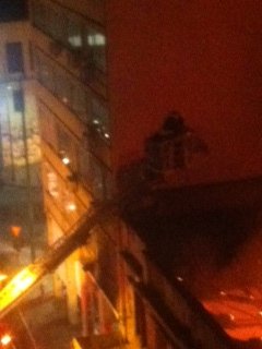 Κόβει την ανάσα ο πυροσβέστης που έσβησε χθες φωτιά στην Ερμού κρεμασμένος από γερανό - Καρέ καρέ οι προσπάθειες [εικόνες] | iefimerida.gr 2