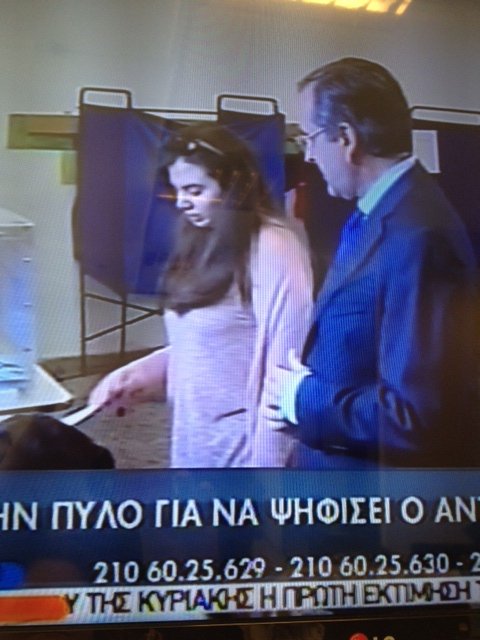 Ο Σαμαράς όπως δεν τον έχουμε ξαναδεί: Τρυφερός δίπλα στην κόρη του για να ψηφίσουν –Σπάνια εμφάνιση της νεαρής που έκλεψε την παράσταση [εικόνες] | iefimerida.gr 4