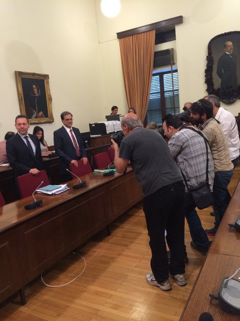 Τρέλαναν τους φωτογράφους Στουρνάρας και Χαρδούβελης –Ποιοι βουλευτές κράτησαν μούτρα στον πρώην υπουργό [εικόνες] | iefimerida.gr 2