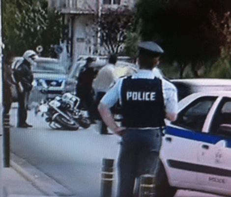 «Ζητάς» σωριάστηκε μπροστά από το τζιπ που μετέφερε τον Μιχαλολιάκο στον Κορυδαλλό [εικόνες & βίντεο] | iefimerida.gr 1