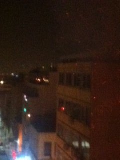 Κόβει την ανάσα ο πυροσβέστης που έσβησε χθες φωτιά στην Ερμού κρεμασμένος από γερανό - Καρέ καρέ οι προσπάθειες [εικόνες] | iefimerida.gr 3