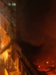 Κόβει την ανάσα ο πυροσβέστης που έσβησε χθες φωτιά στην Ερμού κρεμασμένος από γερανό - Καρέ καρέ οι προσπάθειες [εικόνες] | iefimerida.gr 4