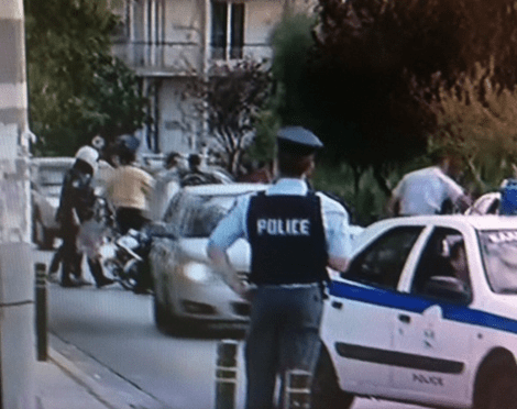 «Ζητάς» σωριάστηκε μπροστά από το τζιπ που μετέφερε τον Μιχαλολιάκο στον Κορυδαλλό [εικόνες & βίντεο] | iefimerida.gr 2